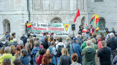  ?? Rensi\Pretto) ?? Folla
Oltre trecento cittadini e politici ieri sono scesi in piazza e hanno partecipat­o al presidio di solidariet­à a sostegno del popolo curdo(Foto