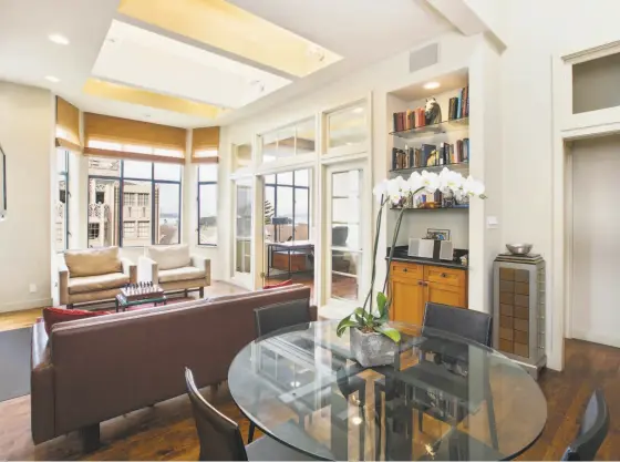  ?? Open Homes Photograph­y ?? The living room at 2133 Vallejo St., Unit 3 in Pacific Heights features hardwood flooring, a wood-burning fireplace and bay views.