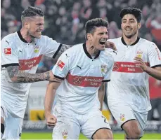  ?? FOTOS: IMAGO, DPA ?? Die Szene des Spiels: Herthas Niklas Stark (oben li.) erzielt, nachdem er Mario Gomez gefoult hat, per Eigentor den Treffer für den VfB Stuttgart. Der VfB-Rückkehrer wird anschließe­nd von Daniel Ginczek (unten li.) und Berkay Özcan geherzt.