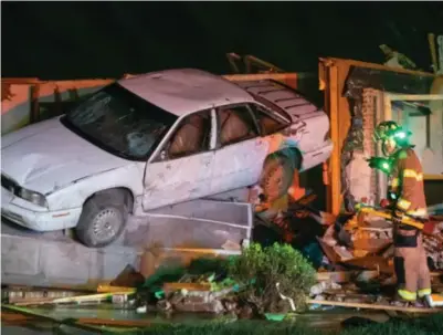  ?? Foto: Travis Heying, The Wichita Eagle/ap/ntb ?? U Brannvesen­et i Wichita, Kansas' største by, måtte rykke ut til forstaden Andover fredag, etter at den ble rammet av en tornado.