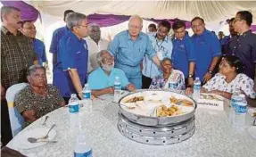  ??  ?? Prime Minister Datuk Seri Najib Razak at a teh tarik session with the Indian community at the Langkawi MIC Hall on Friday.