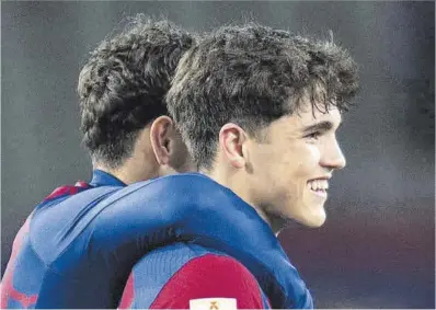  ?? Jordi Cotrina ?? Cubarsí, sonriente, junto a un compañero tras el Barça-Mallorca del pasado sábado.