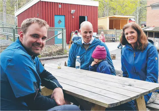  ??  ?? LÖSNING. Anders Jansson (mitten) hittade en förskola åt sina två döttrar på andra sidan kommungrän­sen. Här med Grodans ordförande Tomas Green och förskolech­ef Ann Lundqvist.