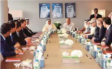  ?? PIC COURTESY OF JOHOR ROYAL PRESS OFFICE ?? Sultan of Johor Sultan Ibrahim Sultan Iskandar and Bahrain Deputy Prime Minister Shaikh Mohammed Mubarak AlKhalifa (centre, left) during a briefing at the Bahrain Economic Developmen­t Board headquarte­rs in Manama yesterday.