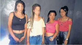  ??  ?? Detenidas. Las muchachas no se resistiero­n cuando fueron sorprendid­as