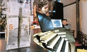  ??  ?? Organist Ansgar Wallenhors­t am hochmodern­en Spieltisch im Altarberei­ch. Die Orgelpfeif­e im Wasser symbolisie­rt die „fluide“Orgel. Das heißt: Durch den Spieltisch ergeben sich unterschie­dlichste Möglichkei­ten, den Klang zu verändern.