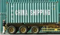  ?? FRANCK ROBICHON/EPA-EFE ?? DAMPAK GLOBAL: Pekerja memeriksa kontainer asal Tiongkok di Aomi Internatio­nal Container Terminal di Tokyo, Jepang. Perang dagang antara AS dan Tiongkok bakal menata ulang perdaganga­n dunia.