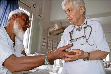  ??  ?? Die Ärztin Ruth Pfau kümmert sich im von ihr aufgebaute­n Marie-Adelaide-Lepra-Krankenhau­ses in Karatschi um einen an Lepra erkrankten Mann. Pfau ist gestern im Alter von 87 Jahren in Karatschi gestorben.