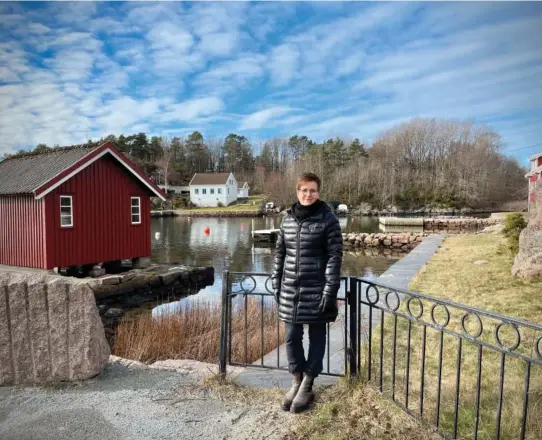  ?? FOTO: MARIE N. KALVEHAGEN ?? SEIER: Siri Asdal mener porten og gjerdet bak henne er ulovlig. Det mener også Grimstad kommune og Statsforva­lteren.