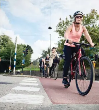  ?? FOTO: ELLINOR PRAWITZ ?? OLYCKSPLAT­S. Det var vid korsningen i Stora Mossen som Anette Eriksson blev påkörd. Obs! Personerna på bilden har inget med händelsen att göra.