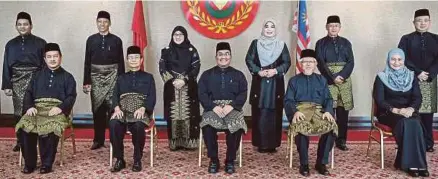  ?? (Foto BERNAMA) ?? Muhammad Sanusi bersama EXCO baharu selepas Istiadat Pelantikan dan Angkat Sumpah EXCO Kedah di Wisma Darul Aman, semalam.