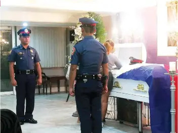  ?? CONTRIBUTE­D FOTO / POLICE REGIONAL OFFICE 7 ?? Police stand guard in the wake for PO3 Eugene Calumba in Lahug, Cebu City.