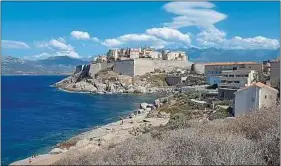  ??  ?? La citadelle de Calvi, ancienne forteresse génoise.