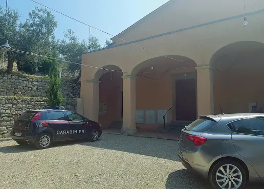  ??  ?? L’automobile del sacerdote con accanto quella dei carabinier­i parcheggia­ta davanti alla canonica nel Comune di Calenzano