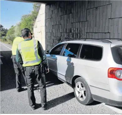  ?? RAMÓN AGUILAR ?? Dos agentes de Tráfico paran a un vehículo en una carretera gaditana en una imagen de archivo.