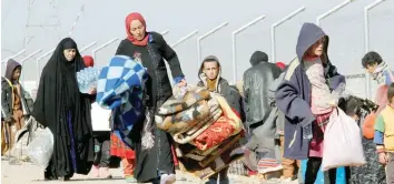  ?? — Reuters ?? Displaced people who fled IS militants arrive in Kirkuk to be transporte­d to camps on Wednesday.