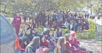  ??  ?? Alumnos del Saturio Ríos que ayer realizaron una sentata en la institució­n.