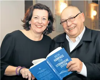  ?? Foto: APA ?? Birgit Schott (Verlagslei­terin Ueberreute­r) freut sich mit dem Siebziger Othmar Hill und den Schicksals­antworten in Buchform.