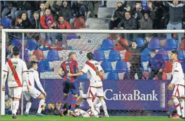  ??  ?? SUMA Y SIGUE. Dorado, Zé Castro y Baena tratan de frenar un remate del levantinis­ta Roger.