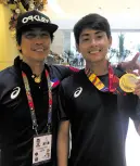  ?? –CEDELF P. TUPAS ?? John Derrick shows off his gold medal with father and coach, Frederick.