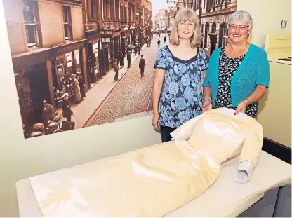  ?? Picture: David Wardle. ?? Lesley Botten and Magdalena Bosshardt with the dress.