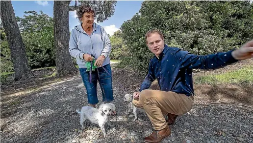  ?? PHOTOS: WARWICK SMITH/STUFF ?? Manawatū District Council community assets manager Carl Johnstone explains the course of the new walking track to visiting Kay Cobb. She ‘absolutely loves’ Timona Park, as do her 15-year-old dogs, George and Benji.
