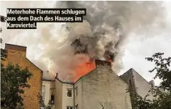  ??  ?? Meterhohe Flammen schlugen aus dem Dach des Hauses im Karovierte­l.