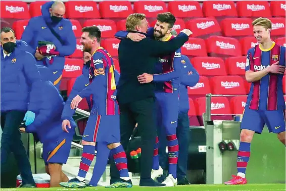  ?? AP ?? Piqué estuvo cojo casi toda la prórroga, pero permaneció en el campo y al finalizar se abrazo a Koeman