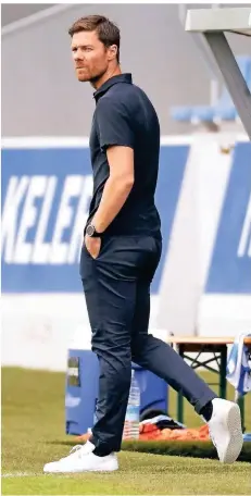  ?? FOTO: JUAN HERRERO/IMAGO ?? Xabi Alonso steht als Trainer der B-Mannschaft von San Sebastian bei seinem ersten Spiel als Coach des Teams an der Seitenlini­e.