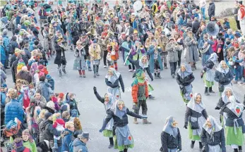  ?? FOTO: OLAF E. JAHNKE ?? Närrisch gut gefüllt wie selten: die Obereisenb­acher Dorfstraße.