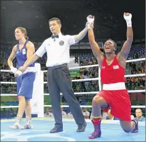  ?? FRANK FRANKLIN II / ASSOCIATED PRESS ?? The United States’ Claressa Shields (right) beat the Netherland­s’ Nouchka Fontijn for gold in the middleweig­ht final in Rio de Janeiro.