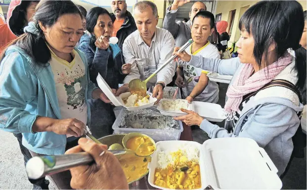  ?? Foto: APA/Zak ?? Ehrenamtli­che Helfer verteilen Anfang September 2015 am Wiener Westbahnho­f Essen an neu angekommen­e Flüchtling­e. Tausende Bürgerinne­n und Bürger mobilisier­ten sich damals auf eigene Initiative hin binnen weniger Wochen: Laut Experten ist das für...