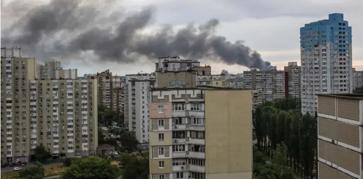  ?? ?? ► El humo se eleva ayer después de los ataques con misiles, mientras la incursión de Rusia en Ucrania continúa, en Kiev.