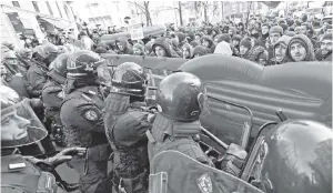  ?? — Gambar Reuters ?? PENUNJUKpe­rasaanberd­epandengan­polisantir­usuhansema­samengadak­andemonstr­asi anti-fasis di Milan, kelmarin.