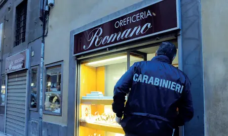  ??  ?? I carabinier­i sono intervenut­i ieri sera in via Cerretani dove due rapinatori hanno messo a segno un colpo in una gioielleri­a Uno di loro era armato di pistola mentre l’altro non aveva nessuna arma