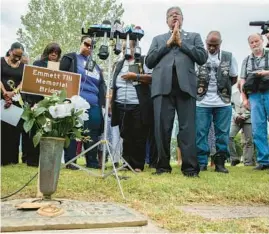  ?? ZBIGNIEW BZDAK/CHICAGO TRIBUNE ?? The Rev. Wheeler Parker Jr., Emmett Till’s cousin and eyewitness to Till’s kidnapping, says a closing prayer at a ceremony commemorat­ing the 60th anniversar­y of the death of Till at Burr Oak Cemetery in Alsip on Aug. 28, 2015.
