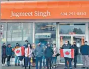  ?? HT PHOTO ?? Members of the Indo-canadian community protesting in front of the office of NDP leader Jagmeet Singh in Burnaby.