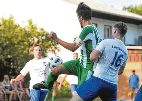  ?? Foto: Andreas Lode ?? Keine Chance hatte die SpVgg Deuringen im Sandbergde­rby. Der TSV Steppach setzte sich mit 6:1 durch. Hier behauptet TSV Kapitän Christoph Bitzl das Spielgerät gegen Pa trick Deiss.