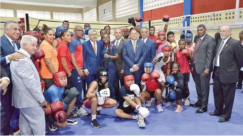  ?? FE ?? Tomas Bach junto a atletas de boxeo durante su visita a estas instalacio­nes ubicadas en el Centro Olímpico Juan Pablo Duarte.