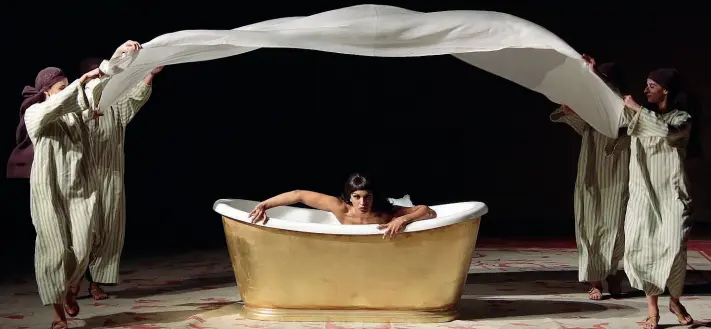  ??  ?? Nella vasca La soprano australian­a Danielle de Niese in una scena dell’opera