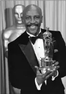  ?? THE ASSOCIATED PRESS FILE PHOTOS ?? Louis Gossett Jr., poses with the Oscar for best supporting actor for his role in “An Officer and a Gentleman.”