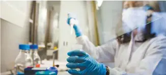  ?? ISTOCK ?? Quelques scientifiq­ues dans le monde, dont des chercheurs québécois, développen­t des implants et des gels qui créent un environnem­ent sûr dans lequel les cellules « tueuses » peuvent proliférer là où il le faut, c’est-àdire tout près des tumeurs à...