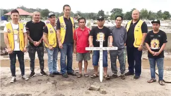  ??  ?? Ugik (fourth right), Yong (fourth left) and others who have worked together in handling the funeral of the late Labang.