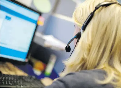  ?? DPA-Archivbild: Pleul ?? Mit ihrem Headset sitzt eine Mitarbeite­rin vor einem Computer in einem Callcenter. Eine Mitarbeite­rin der niedersäch­sischen Impf-Hotline kritisiert Verstöße.