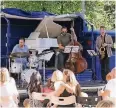  ??  ?? Der Musik-Oldtimer-Lkw tourt durch die Stadtteile.