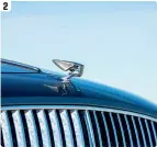  ??  ?? 2 Bentley’s “flyvende B” kølerfigur er både elbetjent og tyverisikr­et.