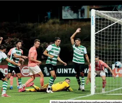  ??  ?? GOLO. Gonçalo Inácio aproveitou lance confuso para fazer o primeiro