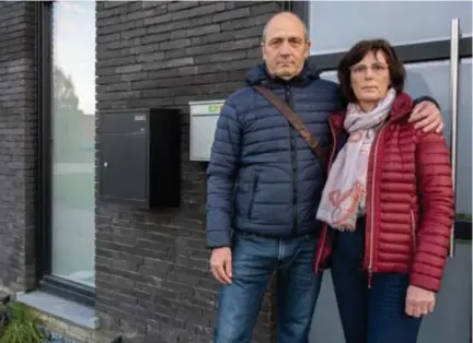  ?? FOTO JORIS HERREGODS ?? Kris Wielandt en Sabine Ohlenforst bij het appartemen­t dat ze hebben gekocht.