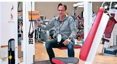  ?? NGZ-FOTO: ANJA TINTER ?? Andreas Warnt, Vorsitzend­er der SG Kaarst, sitzt auf einem Gerät im Fitnessstu­dio. Seit Dienstag darf dort wieder trainiert werden.