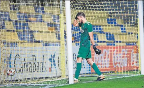  ??  ?? HUNDIDO. Joan lamenta su falló en el último minuto del partido y tras resbalarse. Juanjo Nieto marcó desde su campo.